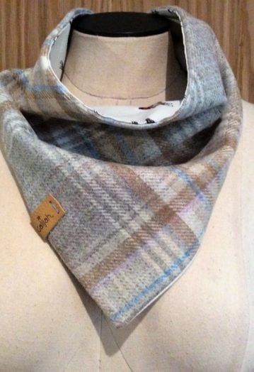 Neck Wrap Light checked Tweed with Ivory ditsy horse lining